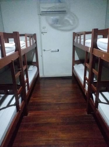 Discovery Youth Hostel Malaccaにあるベッド