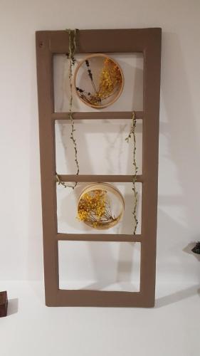 a wooden shelf with three plates on it at Lar do solpor in Allariz