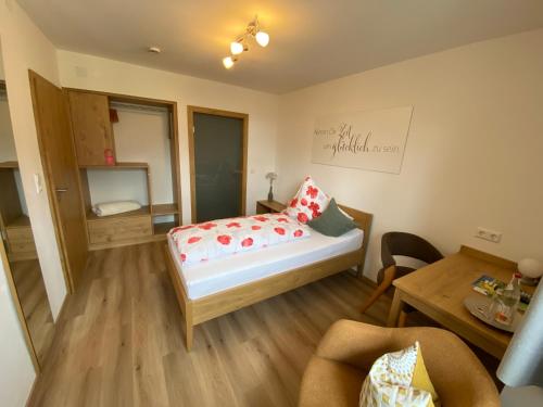 Una cama o camas en una habitación de Gasthof - Pension - Adler