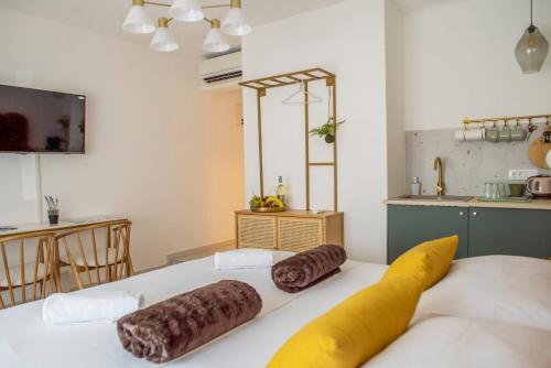 een kamer met een groot wit bed met kussens erop bij Style rooms Split in Split