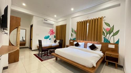 una camera con letto e scrivania di PETAL OF MEWAR - A Luxury Boutique Hotel a Udaipur