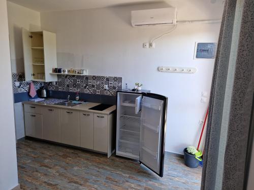 Η κουζίνα ή μικρή κουζίνα στο Hari Apartments Vathi, Agios Nikolaos Crete