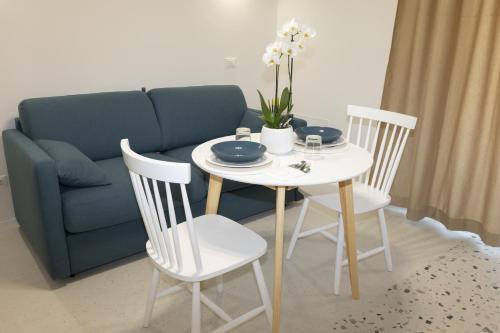 a living room with a table and chairs and a couch at Il Grande Blu in Terracina