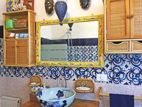 y baño con lavabo y espejo. en La Rosa del Deserto, Versilia en Marina di Massa