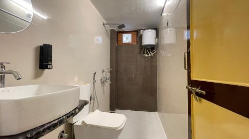 PETAL OF MEWAR - A Luxury Boutique Hotel في أودايبور: حمام مع مرحاض ومغسلة