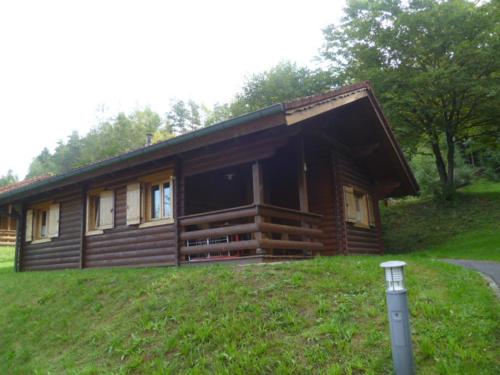 a log cabin with a parking meter in front of it at Blockhaus mit WLAN Bayern in Stamsried