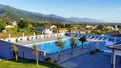 uma imagem de uma piscina num resort em hôtel résidence a torra em Vescovato