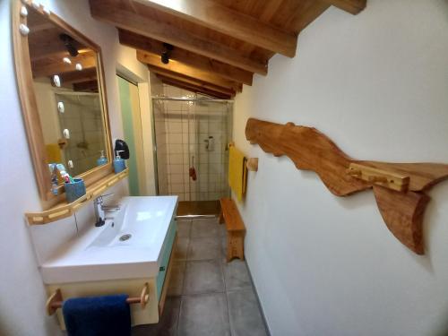 uma casa de banho com um lavatório e um espelho em Cosy Private Cottage w/sea views & wifi em Vila do Porto