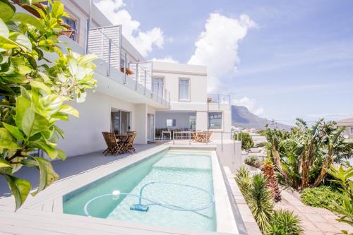 Πισίνα στο ή κοντά στο Finchley Guesthouse in Camps Bay
