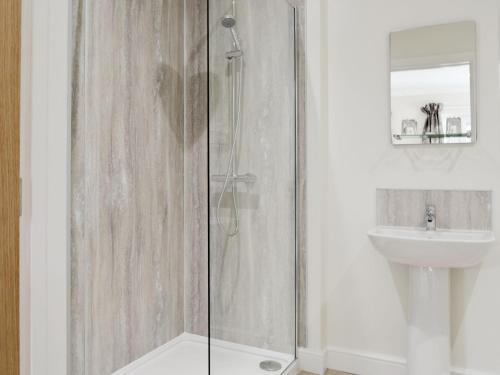W łazience znajduje się prysznic i umywalka. w obiekcie Lucys At The Grange - Uk11519 w mieście Mockerkin