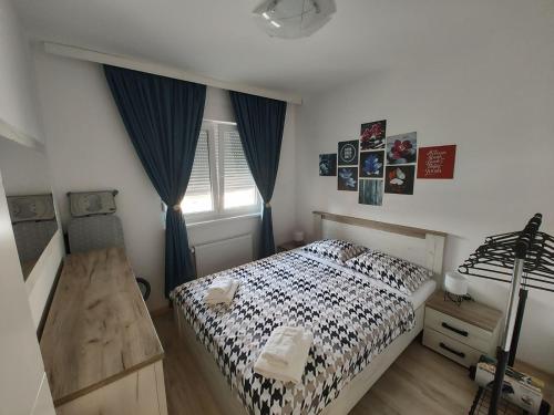 a bedroom with a bed and a window at Apartman Remeta in Banja Koviljača