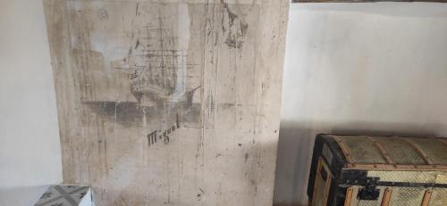 a wall with a drawing on it next to a bed at Caserón Centenario in Cehegín