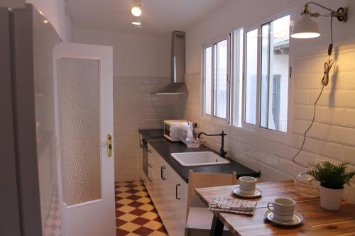 uma casa de banho com lavatório e um balcão com copos em Caserón Centenario em Cehegín