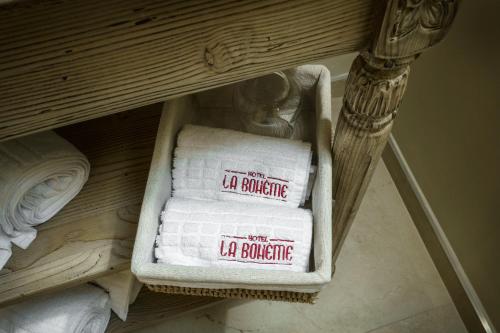 uma caixa de toalhas em cima de uma prateleira em La Boheme em Bucareste