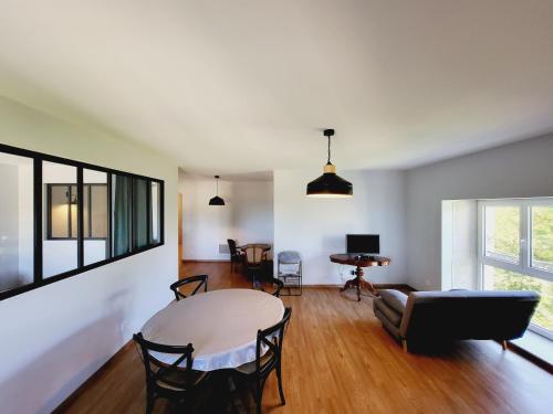 un salon avec une table et un canapé dans l'établissement Château Emile Loubet - appartement Georges Clémenceau, à La Bégude-de-Mazenc