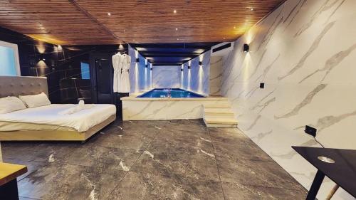 um quarto com uma cama e uma banheira em Lago Suites Hotel em Jerusalém