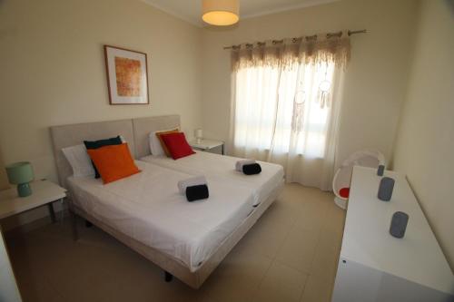 a bedroom with two beds and a window at Sunny Golf & Beach in Tavira
