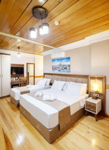 una grande camera da letto con due letti e un tavolo di HOME QUALITY HOTEL a Istanbul