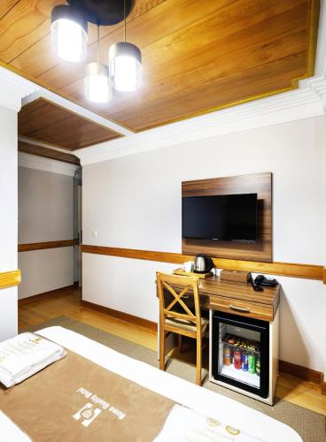 TV o dispositivi per l'intrattenimento presso HOME QUALITY HOTEL