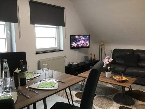 Alfie’s home في مالميدي: غرفة معيشة مع طاولة وأريكة