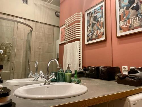 ein Badezimmer mit einem weißen Waschbecken und einem Spiegel in der Unterkunft Old Town Krakow! Amazing location & character in Krakau