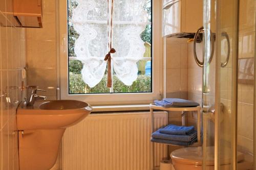ein Bad mit einem WC, einem Waschbecken und einem Fenster in der Unterkunft Ferienhaus in Kühlungsborn in Kühlungsborn