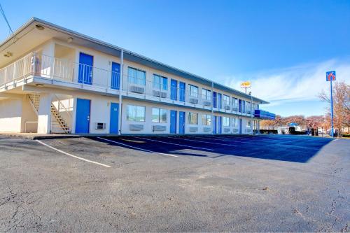 a hotel with blue doors and a parking lot at Motel 6-Murfreesboro, TN in Murfreesboro