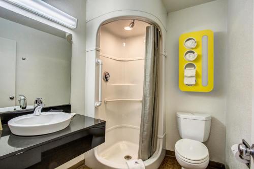 een badkamer met een wastafel, een toilet en een douche bij Motel 6-Murfreesboro, TN in Murfreesboro