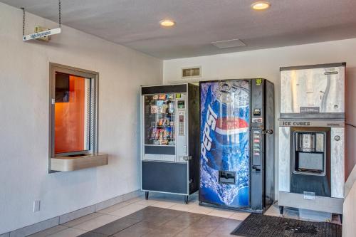 a room with two vending machines next to each other at Motel 6-Murfreesboro, TN in Murfreesboro