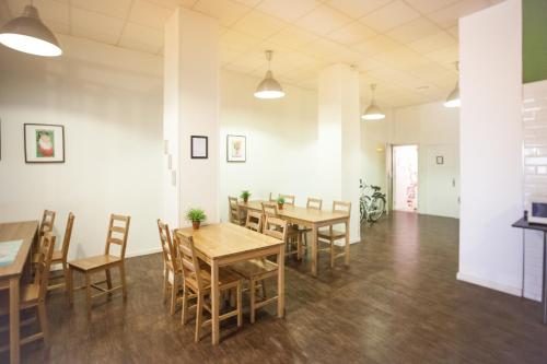 una sala da pranzo con tavoli e sedie in legno di 360 Hostel Centro a Barcellona