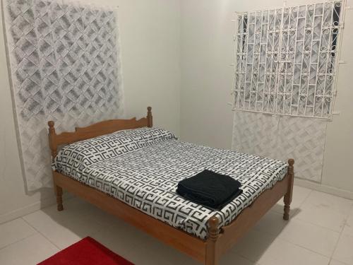 un piccolo letto in una stanza con una finestra di Stunning 2-Bed Apartment in Grand Roy Grenada a Mount Nesbit
