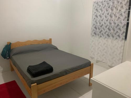 un piccolo letto in una camera con di Stunning 2-Bed Apartment in Grand Roy Grenada a Mount Nesbit