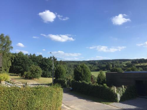 uitzicht op het landschap vanaf het dak van een huis bij Alfie’s home in Malmedy