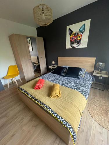 une chambre avec un lit avec deux oreillers dessus dans l'établissement - Le refuge Colmarien - 5 personnes, à Colmar