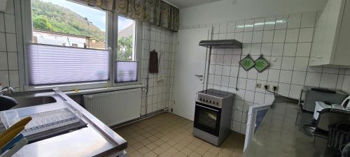 La cuisine est équipée d'un évier et d'un four. dans l'établissement Auf dem Reiterhof, à Wernigerode