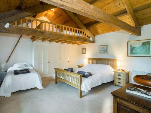 1 dormitorio con 2 camas y 1 loft en Castle House Cottage, en Kirkby Stephen