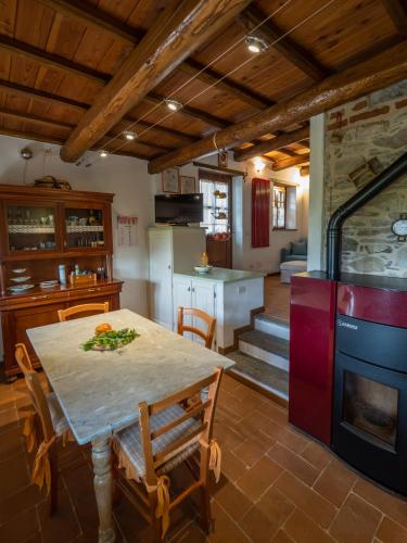 Η κουζίνα ή μικρή κουζίνα στο Deliziosa Casetta Sull'Appennino Toscano