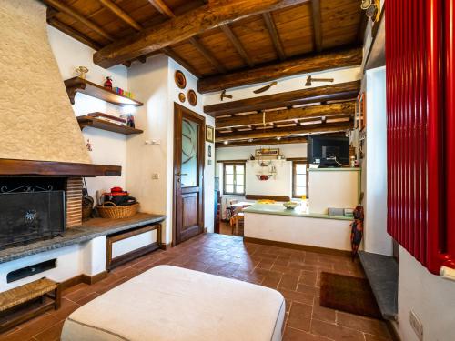 MontefegatesiにあるDeliziosa Casetta Sull'Appennino Toscanoの暖炉とテーブル付きの広いキッチン