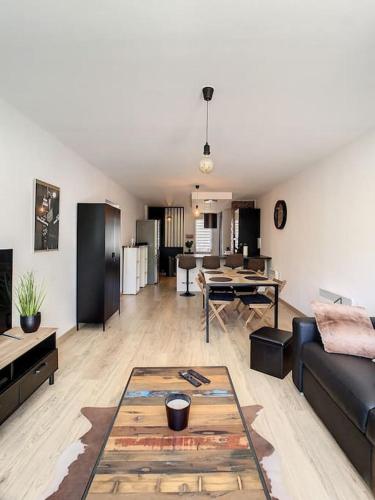 un salon avec un canapé et une table dans l'établissement GRAND APPART TERRASSE PARKING DESIGN, à Amiens