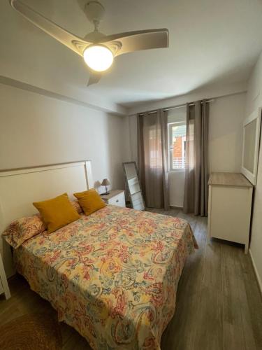 Schlafzimmer mit einem Bett und einem Deckenventilator in der Unterkunft Apartamento La Verdad in Córdoba