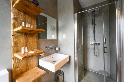 Un baño de Hotel Bedriska Wellness Resort & Spa