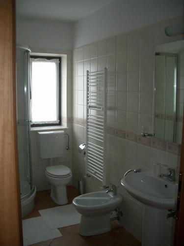 a bathroom with a toilet and a sink at Pensiunea Funivia in Săcele