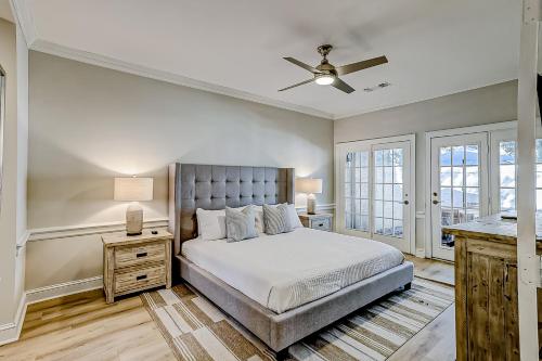 - une chambre avec un lit et un ventilateur de plafond dans l'établissement Beckenham 116, à Île de Hilton-Head