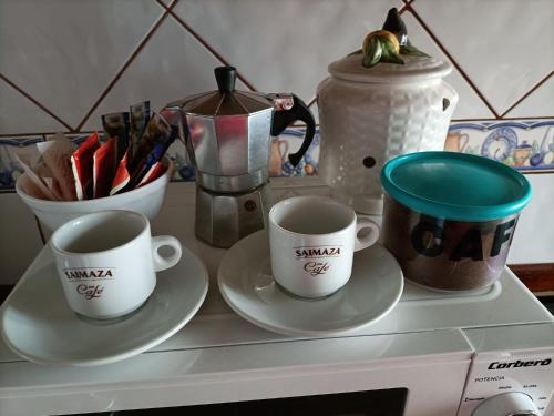 a counter with three coffee cups and a blender at Casa Apartamento Los Llanos in Los Llanos de Aridane