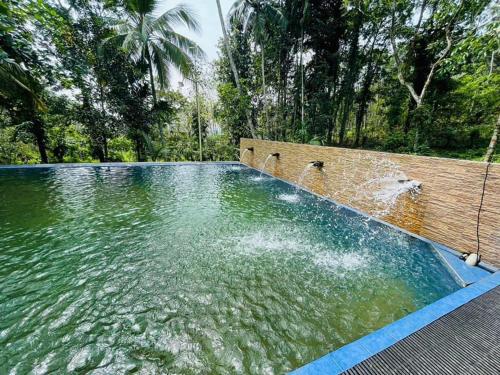 una piscina con agua en el medio en Ella Residence Eco Resort, en Padukka