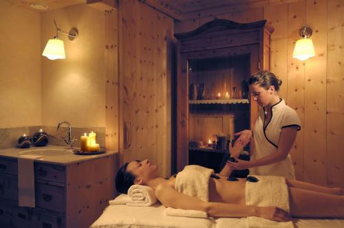 a woman giving a girl a bath in a bathroom at Miramonti Park Hotel in Bormio