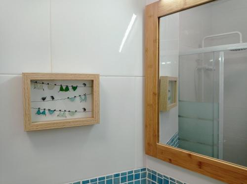 La salle de bains est pourvue d'un miroir et d'une douche. dans l'établissement Casino Blu: 50m to beach, in town center (fast Wi-Fi), à Armação de Pêra