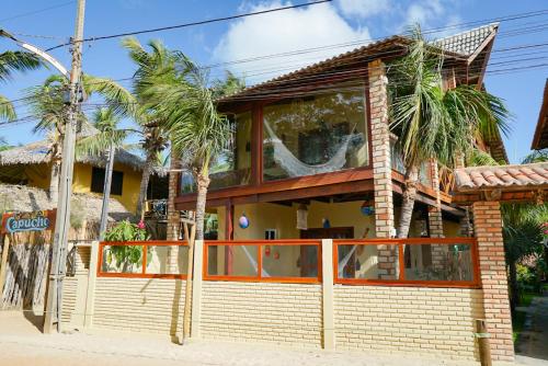 a house with a fence in front of it at Casa do velejador in Barra Grande