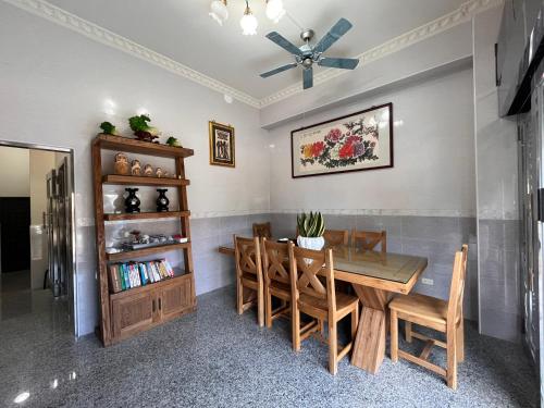 TV a/nebo společenská místnost v ubytování Fish House Homestay