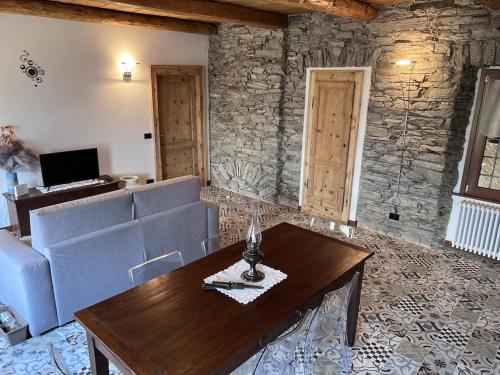 sala de estar con sofá y mesa en Appartamento completamente ristrutturato en Montecrestese